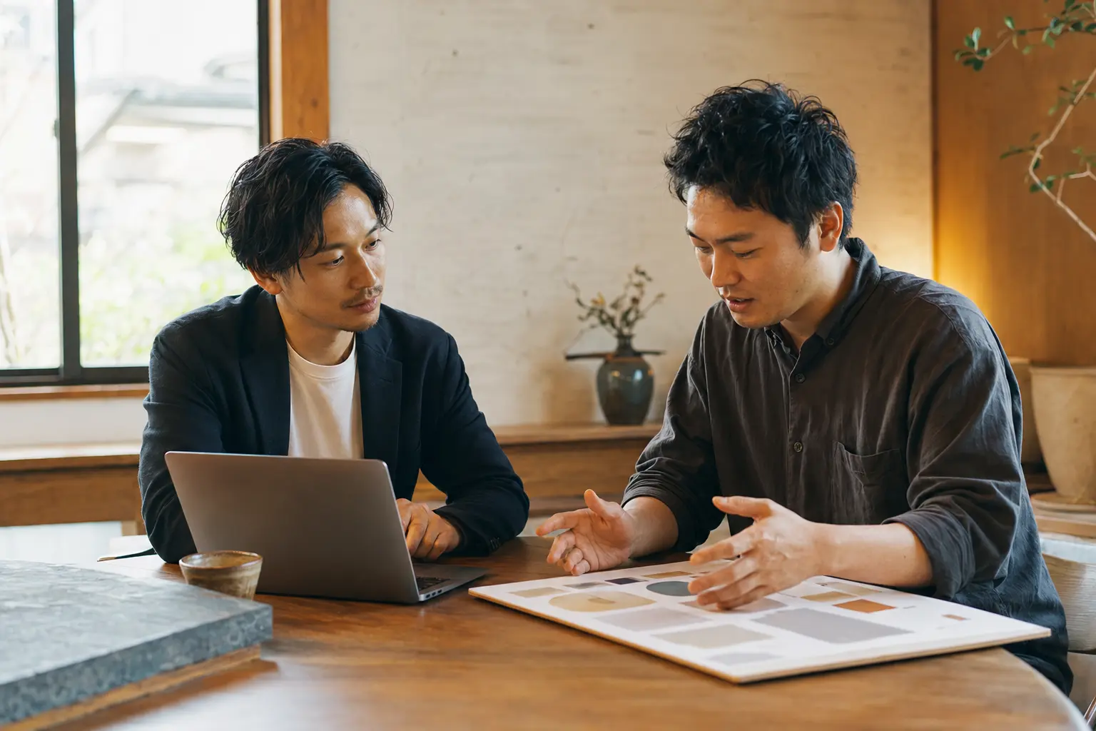 打ち合わせで施策の進め方を話し合う様子